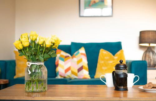 Central location -3 Beds, 2 baths , off-street parking, fast Wifi, sleeps 7 - Foto 2