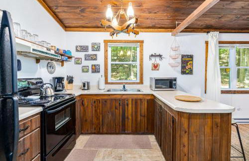 Tucked Away w Hot Tub, Fire Pit, Deck, & WiFi - Photo 17