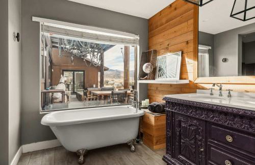 The Outlaw By The Cohost Company - Foto 53