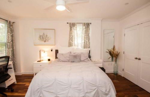 Stylish 2BR w Full Kitchen, Laundry & Cen Air - Foto 9