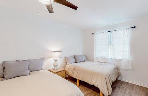 Beautiful dog-friendly home with fireplace, large yard, hammock, W/D, and AC - Foto 25