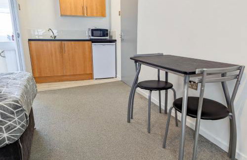 5-Bedroom Budget Contractor House with 10 Beds Free Parking and Free WiFi - Outfield Homes by Your Lettings Short Lets & Serviced Accommodation Peterborough - Photo 17