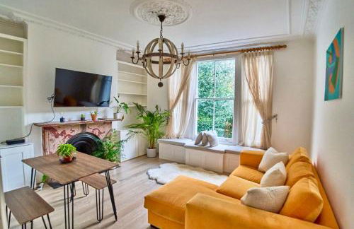 Bright Cozy Garden Retreat w Fast Wifi & 5min to Tube Subway Metro & Close to Park & Street Parking P4P - Foto 1