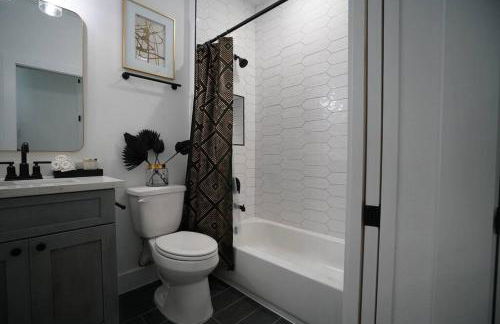 Pet Friendly Stylish 4 Bedroom home Close to All - Foto 8