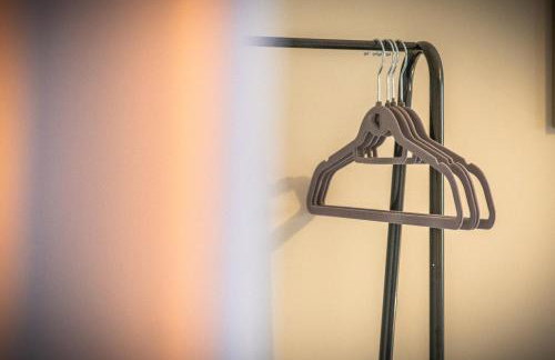 MK 2-Bedroom Contractor's Gem, 5 beds, sleeps 6, free parking - Foto 53