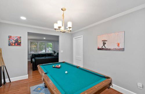 Stately 5BR Historic Retreat - CozySuites - Foto 9