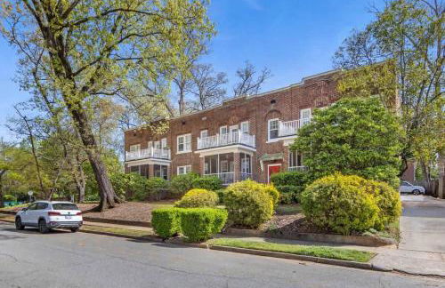 Vibrant and Cozy 2BR near Uptown with Balcony - Foto 19