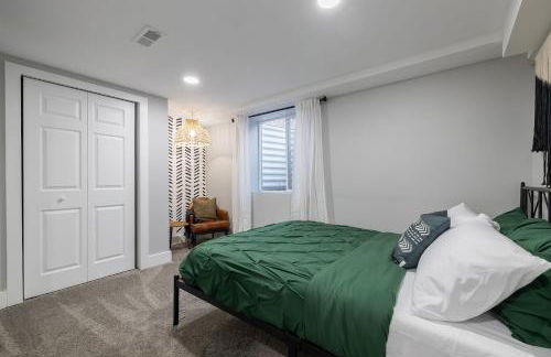 Light-filled retreat w hot tub & firepit - Foto 32