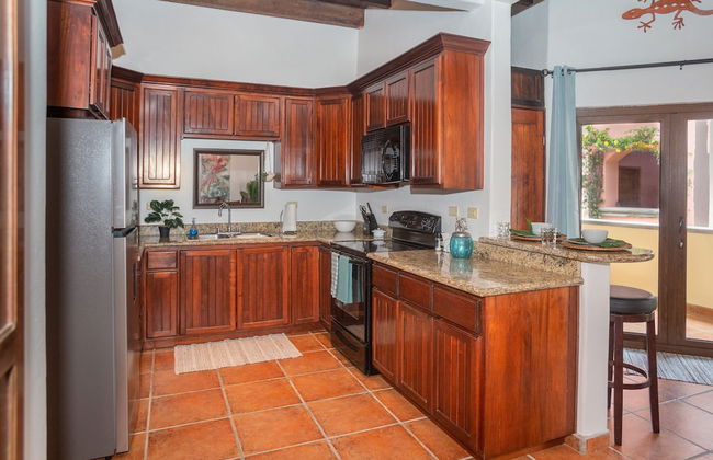 Gecko Getaway 2 Bedroom Condo by RedAwning - Photo 5