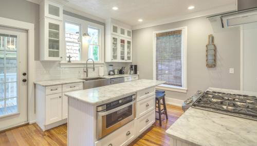 Historic Lady Renovated-Half Mile Walk to DT-Beach 3 Mi-Optional Guesthouse - Foto 3, stove, dishwasher