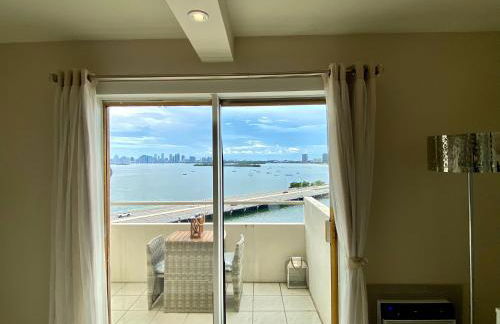 Premium Modern waterfront apartment with Miami Skyline view on the bay 5 mins drive to Miami Beach with free parking - Foto 14
