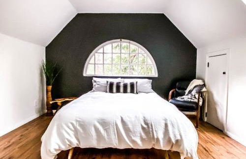 Wildland Loft Serene Mountain Retreat w Fireplace AC Fire Pit Hammock Outdoor Lounge Area Record Player Pets OK - Foto 2