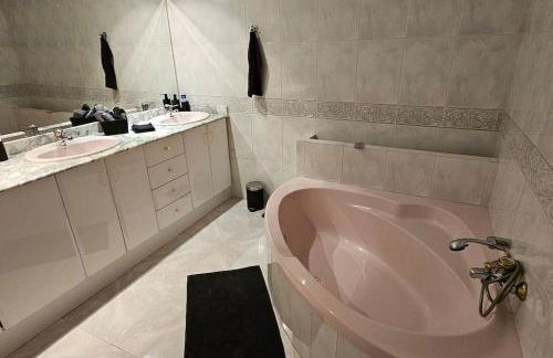 Apartment in big house with private pool & large outdoor space - Photo 13