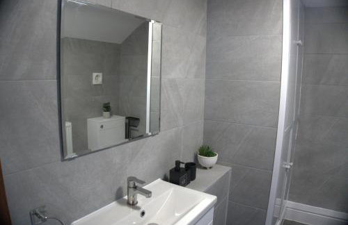 3BDR Town House in the Heart of Holyhead - Free Onsite Parking - Foto 33