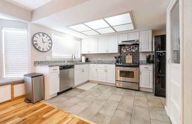 Vibrant Boho Family Home 3 Bed Pet Friendly UNR - Photo 5