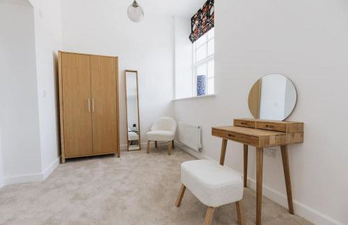 Grade II Mill Townhouse in Leeds with Free Parking which Sleeps 6 - Photo 12