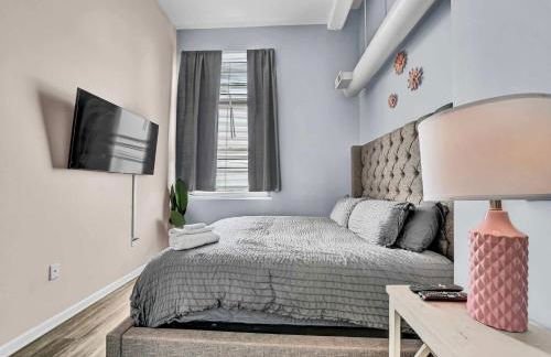 Pink playhouse sq near Progressive field & CSU - Photo 18