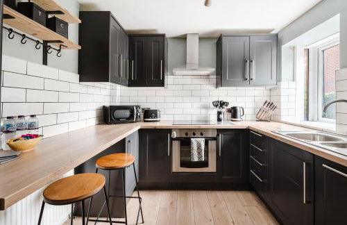 Modern 2 Bedroom House with Parking - Photo 1