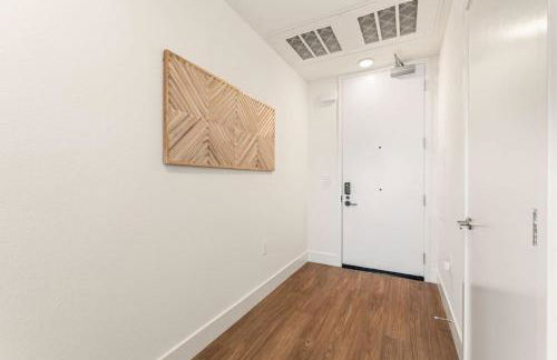 Stylish 2BD Haven with Scenic DTLA Views and Parking - Foto 44