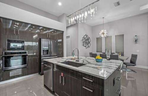 Luxury 6BR Villa w Pool & Cinema 4mi to Disney - Foto 45