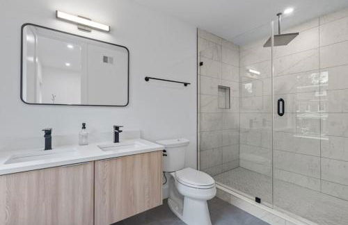 Capitol View 2 DC Townhouse Condo with Private Backyard and Garage Parking - Foto 16