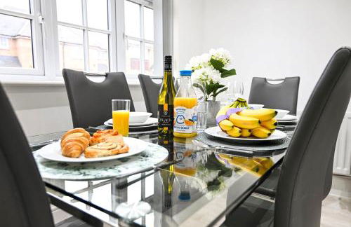 Swan's Place - Large 4bed home, Sleeps 9, Parking x2 & Games room - Foto 29