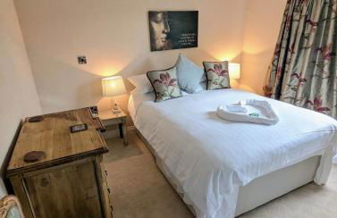 Hot Tub, Lake View, Peaceful Woodland Retreat - Photo 13