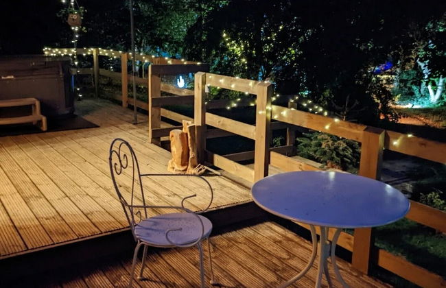 Owl Lodge With Hot Tub and Massage Treatments - Photo 28