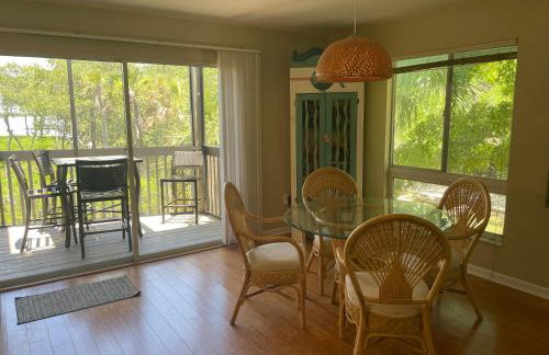 Remote Island Retreat with Private Ferry, Pool, Beach - Foto 3