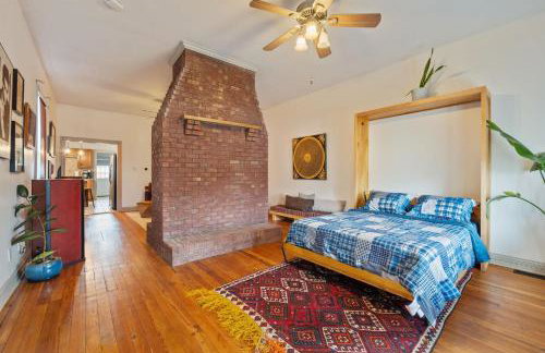 Charming City Home with Patio Fire Pit & Record Player-Family Friendly - Foto 10