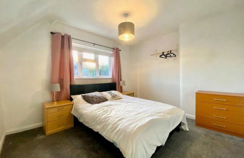 Spacious 3BR Home with Garden and Parking - Photo 3