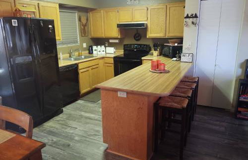 2BR Gated Escape With A Pool And Walk to Dining and Trails - Foto 9