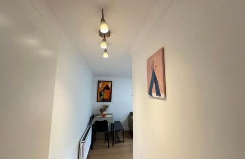 Stylish One Bedroom Apartment - Photo 4