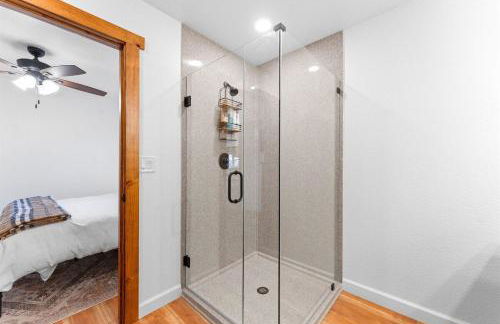 Remodeled Lakefront Cabin, shuffleboard, Starlink - Foto 9