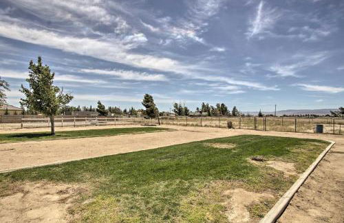 Spacious Lancaster Family Ranch - BBQ and Patio - Foto 31