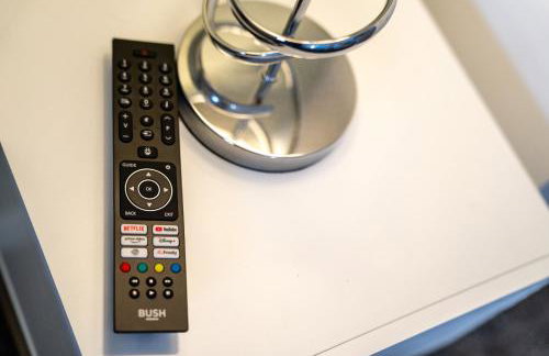 Cosy 3-Bed House With Parking, 5 Mins to QE & Uni - Photo 19