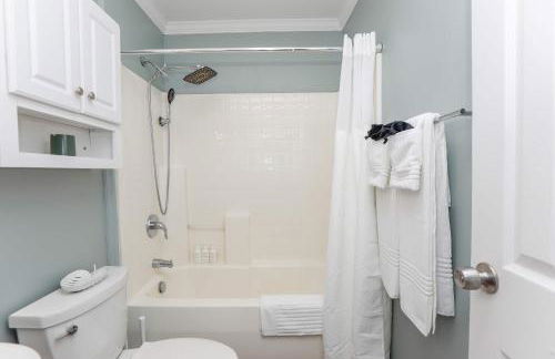 Sojourn Spacious Family Retreat with Fenced Backyard - Foto 27