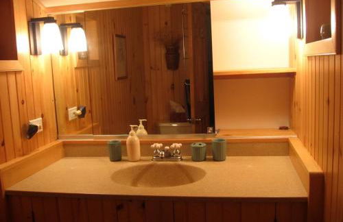 Charming Cabin with Serene Lake Views for a Family Getaway near Pittsfield, Massachusetts - Foto 22