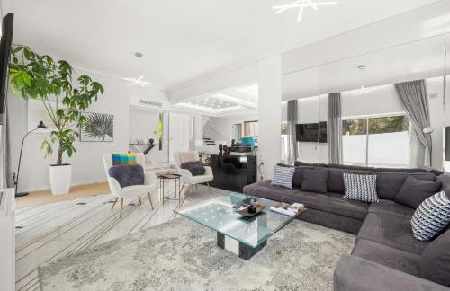 Luxury Villa with Pool, BBQ & Garden in Vouliagmeni - Foto 10