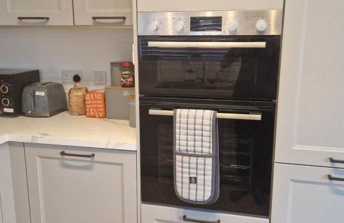 Peterborough - House - Sleeps 8 - Parking - Garden - Foto 2