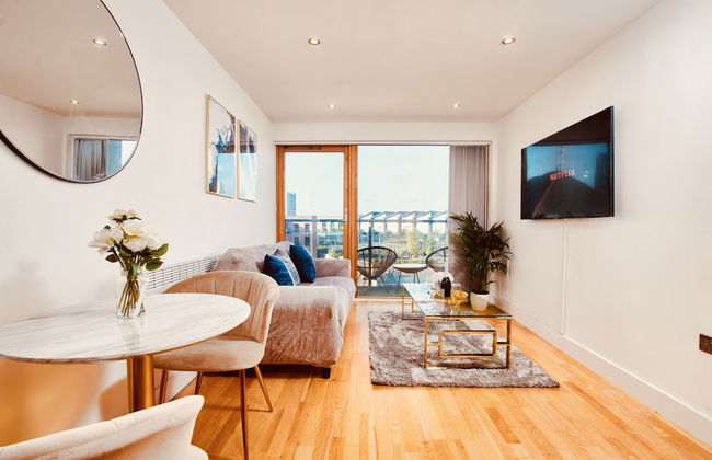 Deluxe City Centre Apt Balcony & View & Free Parking - Photo 25