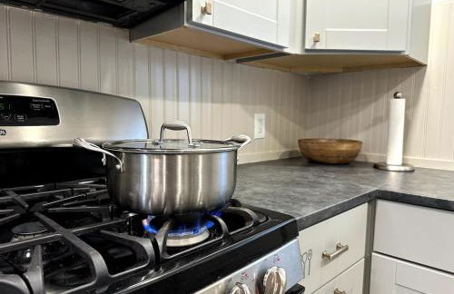 Freshly Renovated Family Home with Game Room, AC, King Bed, Luxury Bathroom - Foto 22