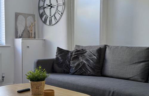 Modern Spacious 2 Bedroom House in Leigh, Free Parking - Foto 8