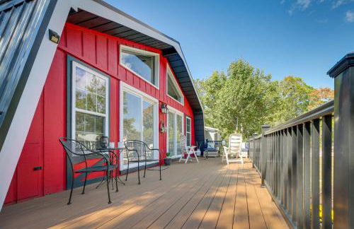 Oak Island Vacation Rental with Decks, Walk to Beach - Foto 2