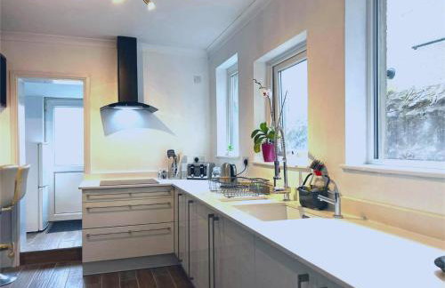 Newly Renovated 3 Bedroom House, 6 beds with 2 showers, near University Town Centre - Foto 3