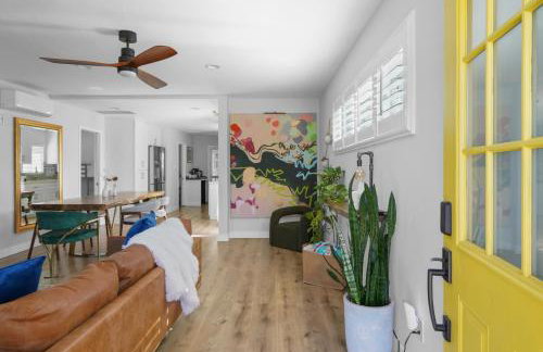Renovated 3BR House with Heated Pool and Backyard Oasis - Photo 18