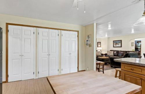 Dog-Friendly Nature Escape with Hot Tub and Fire Pit - Foto 18