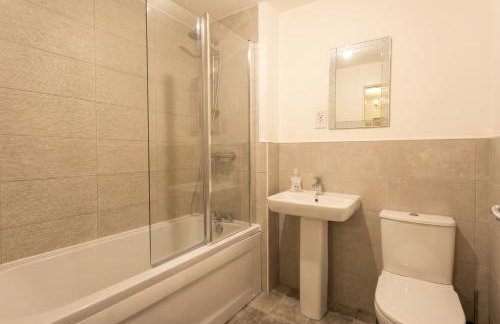 Bright 4 Bedroom Home in Walsall, Free Parking and for EVs - Photo 27