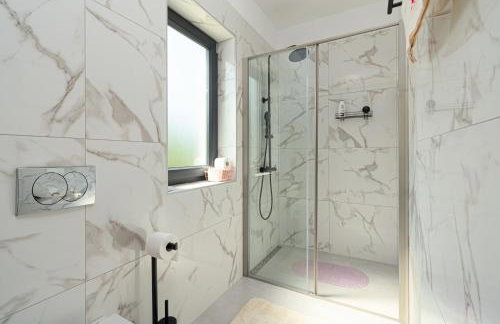 Modern 300m2 Villa - King Beds & Leisure Zone - Foto 30