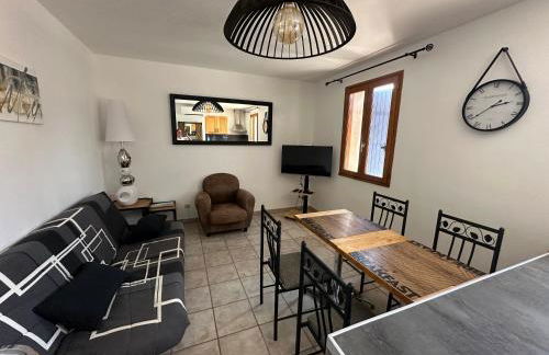 CHARMANT LOGEMENT AVEC PISCINE EN PROVENCE au premier étage d une villa - Foto 5